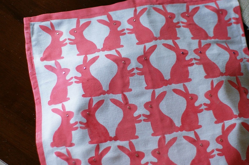 DIY bunny printed Easter napkins with gemstone eyes (via www.mattawamum.com)