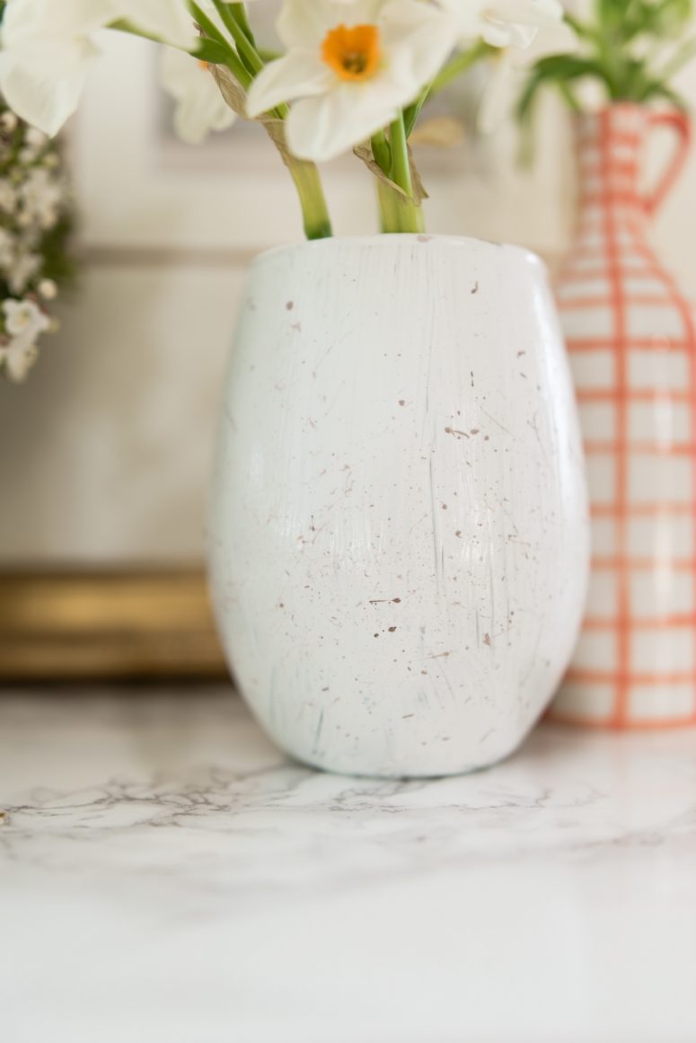 DIY Easter egg inspired pastel vases (via threadsandblooms.com)