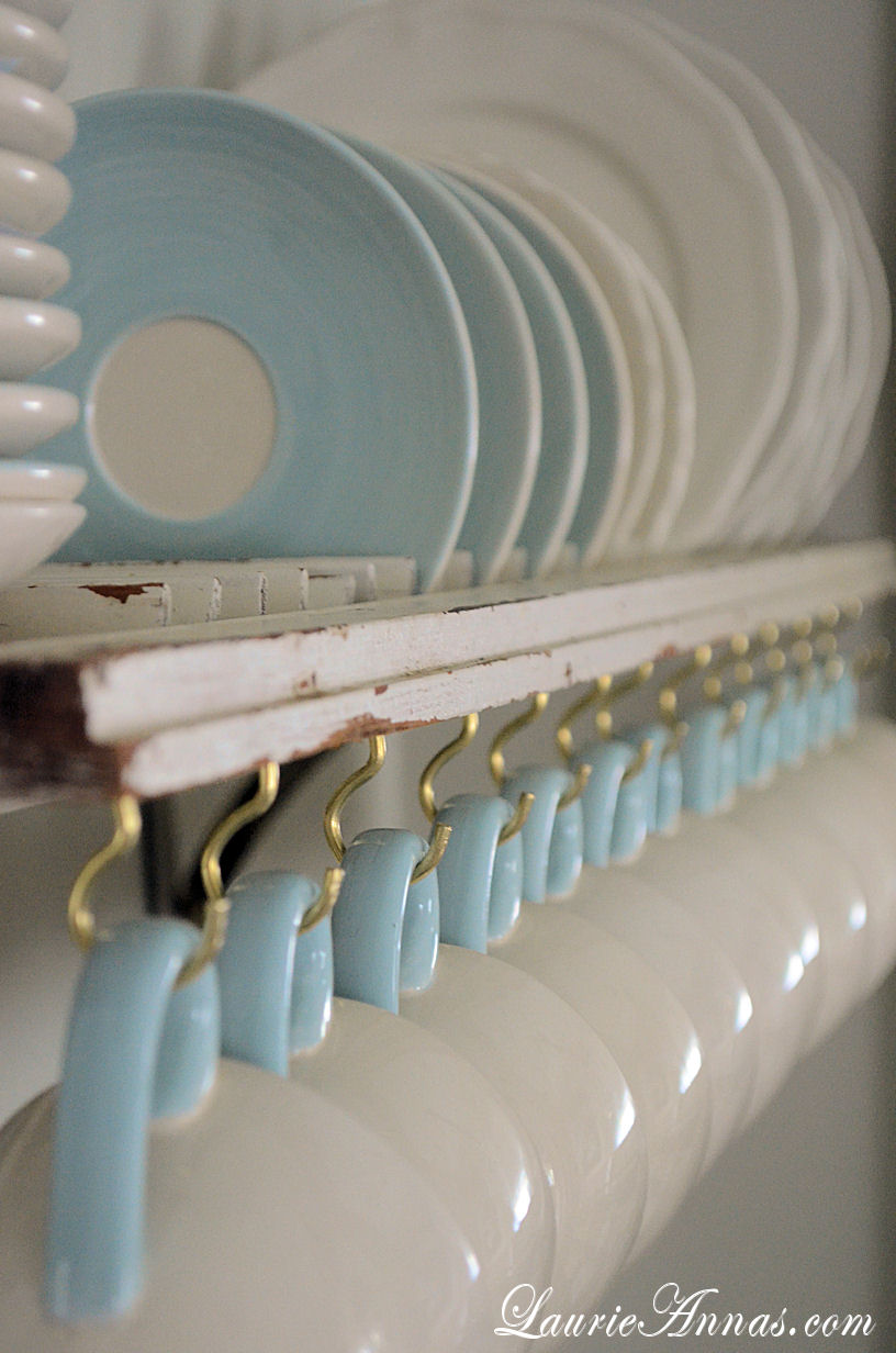 DIY shutter plate and mug rack (via laurieannas.blogspot.ru)