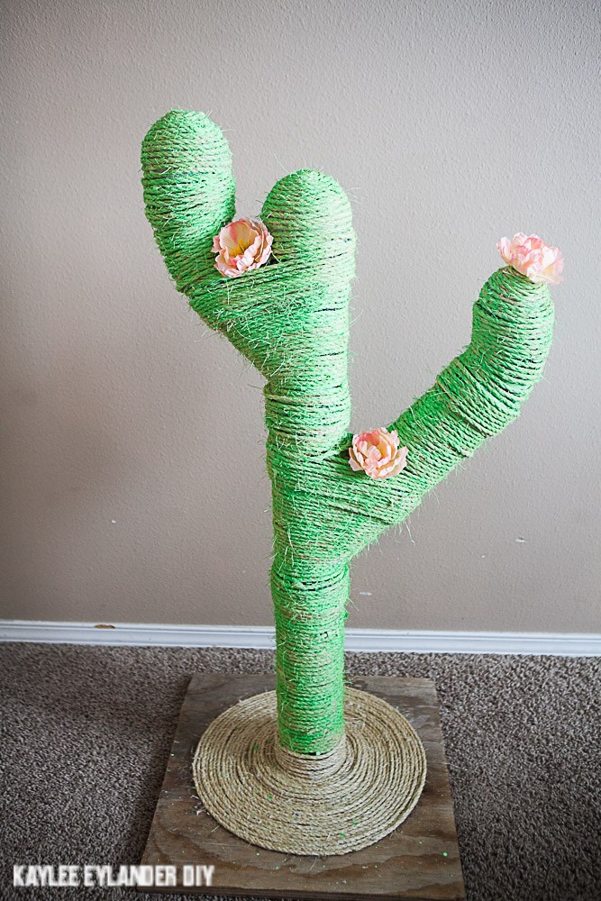DIY cactus sisal rope scratcher (via www.kayleeeylander.com)
