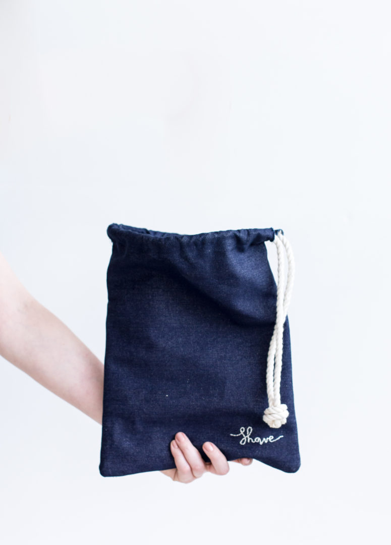 DIY unisex navy and rope toiletry bag for travelling (via fallfordiy.com)