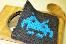 DIY geekery crochet potholder with space invaders