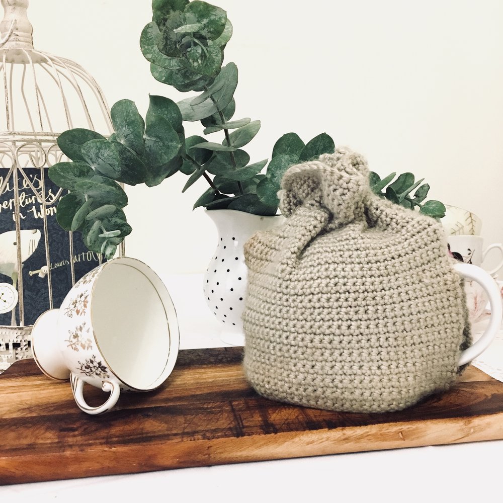 DIY neutral crocheted tea cozy (via www.novelteaco.com)