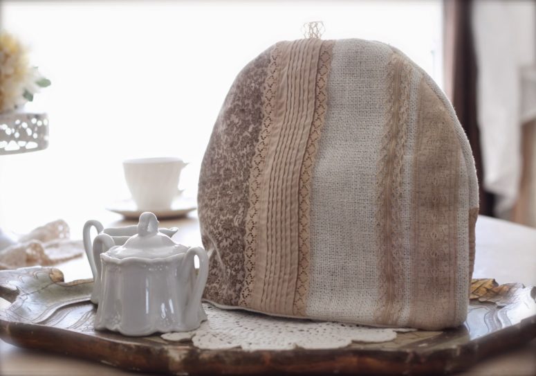 DIY tea cozy of neutral printed fabric (via treasureinanearthenvessel.blogspot.ru)