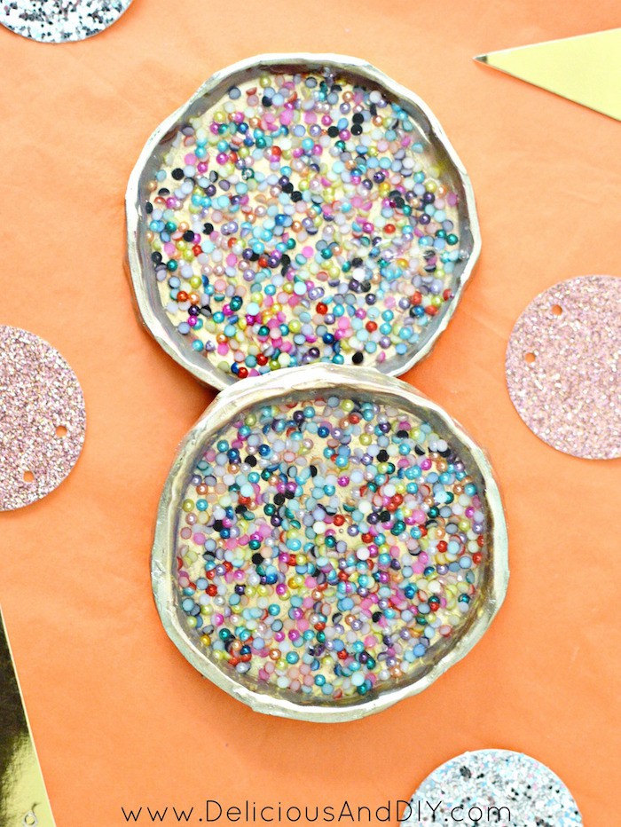 DIY colorful bead resin coasters (via www.deliciousanddiy.com)