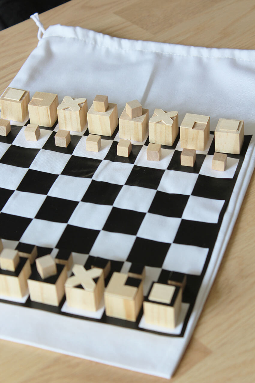 DIY travel chess inspired by buildings (via www.thecraftygentleman.net)