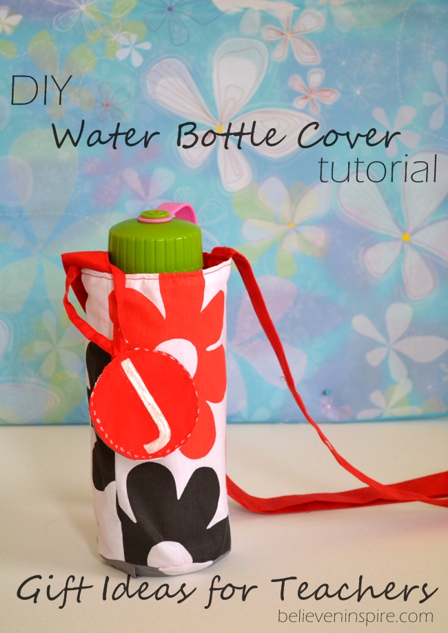 DIY floral print fabric water bottle holder with a monogram (via www.sewsomestuff.com)