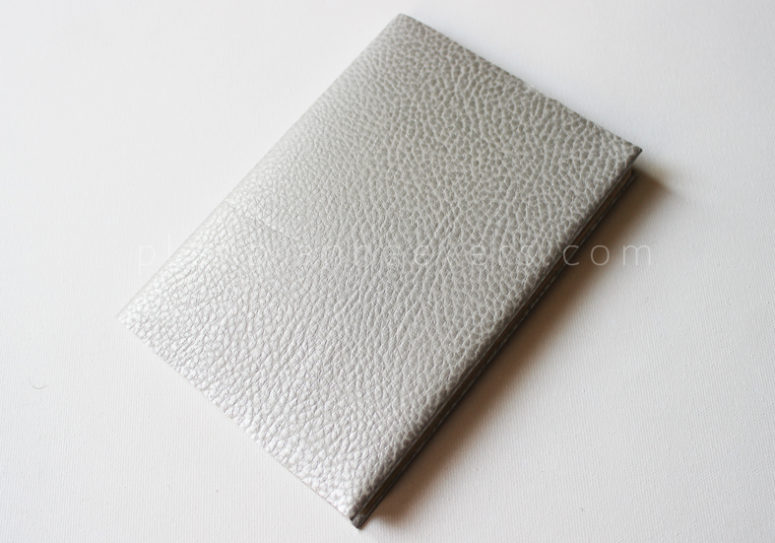 DIY grey silver leather passport holder (via planb.annaevers.com)
