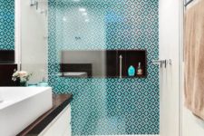 04 bright geometric tiles in turquoise and navy for a modenr seaside feel in the bathroom