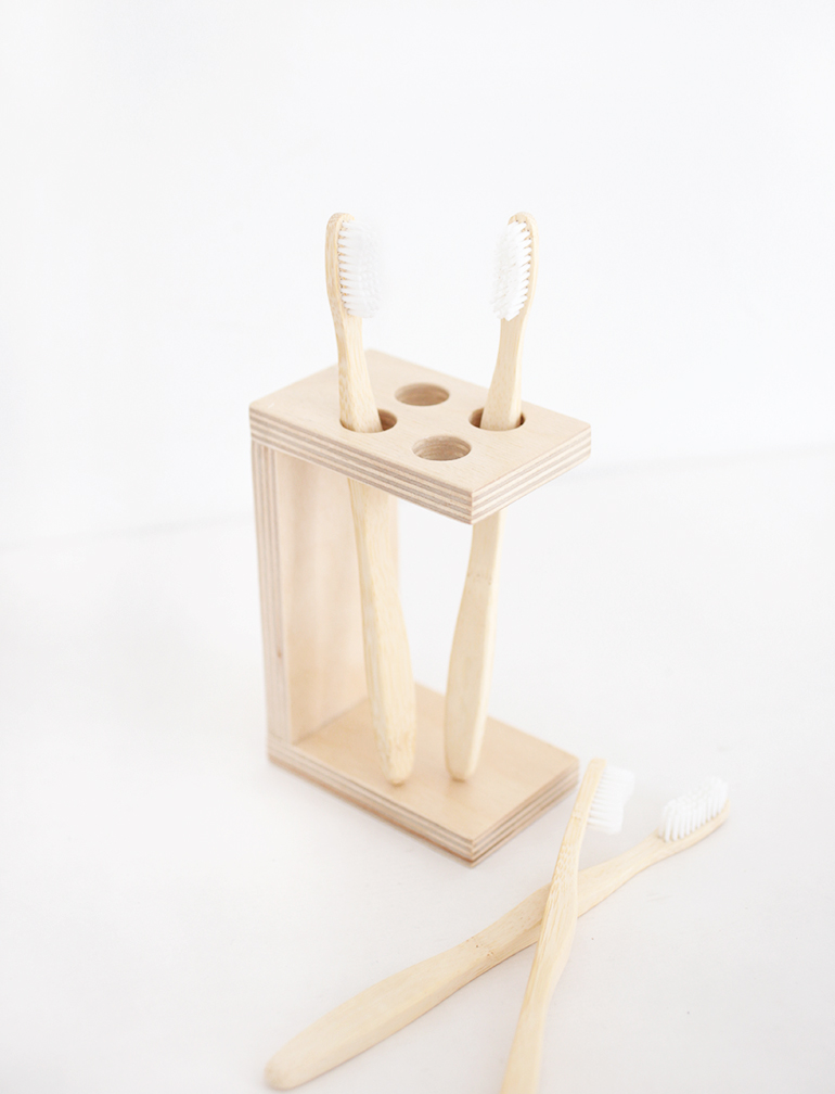 minimalist DIY wood toothbrush holder (via themerrythought.com)