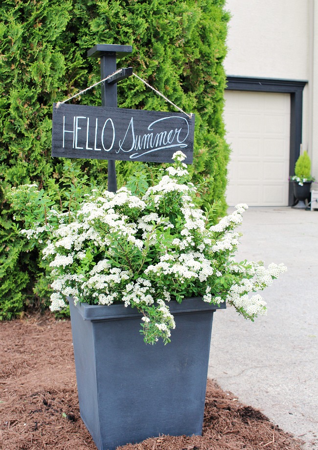 DIY simple wooden plaque sign and stand for outdoors (via www.cleanandscentsible.com)