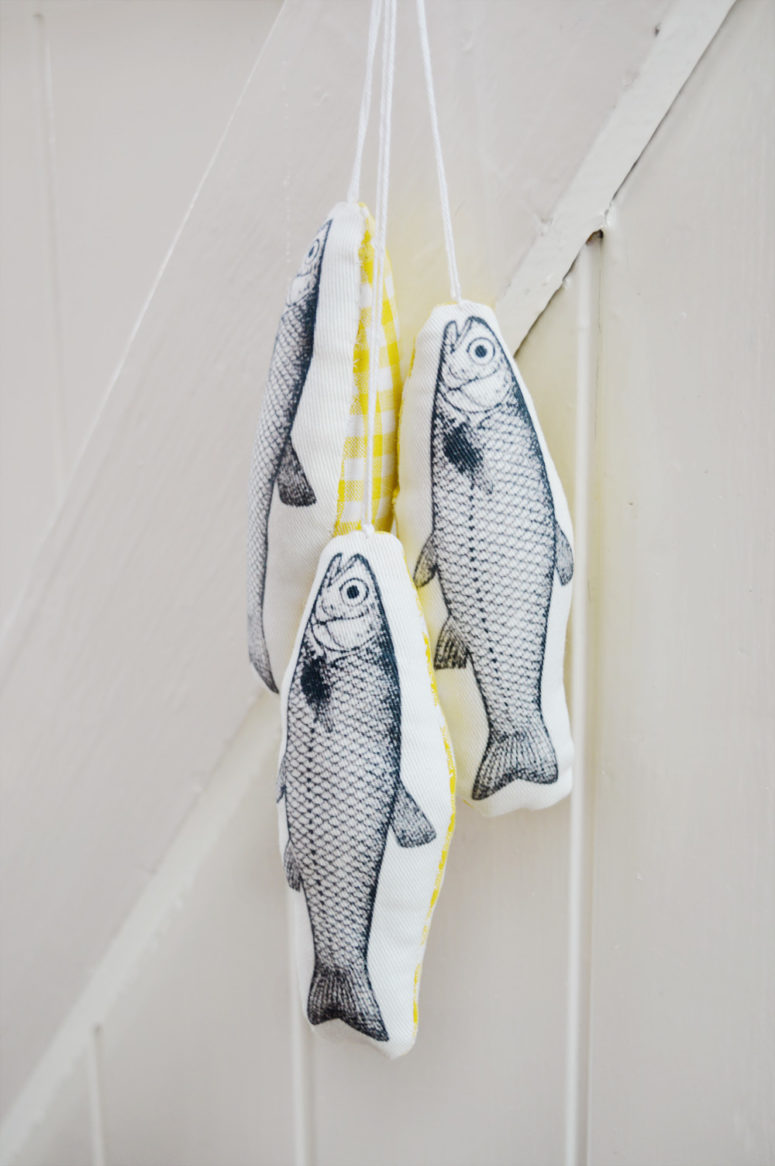 DIY hanging fish decorations (via www.craftingfingers.co.uk)