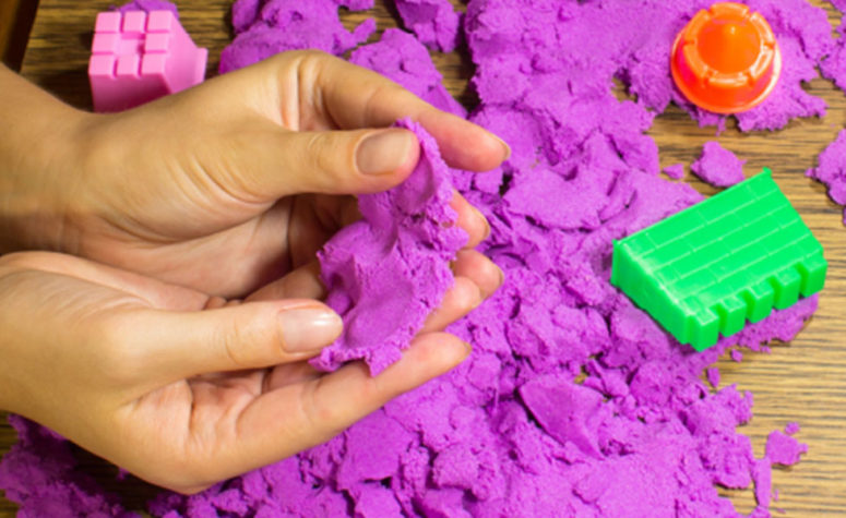 DIY colorful kinetic sand using soap and cornstarch (via www.mica.co.za)