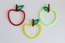 DIY pipe cleaner apples as teacher’s gifts