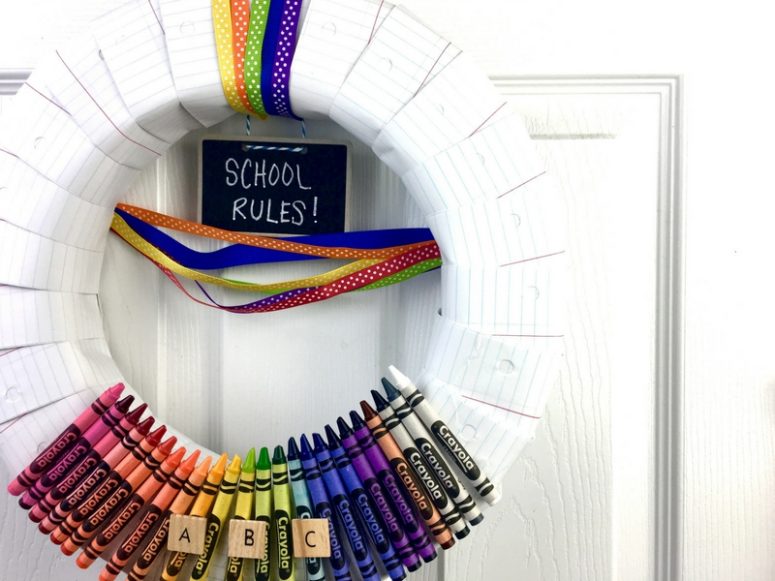 DIY back to school notebook wreath with ombre crayons (via www.thesoutherncouture.com)