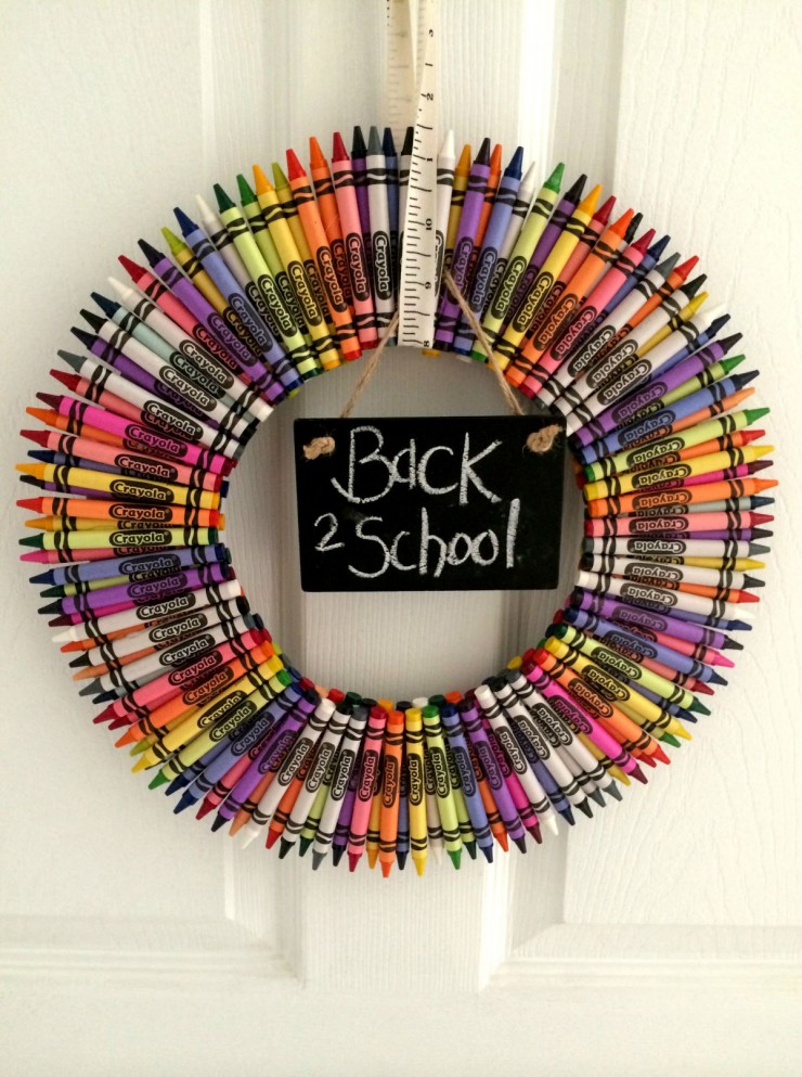 DIY bold crayon wreath with a chalkboard (via www.frugalmomeh.com)