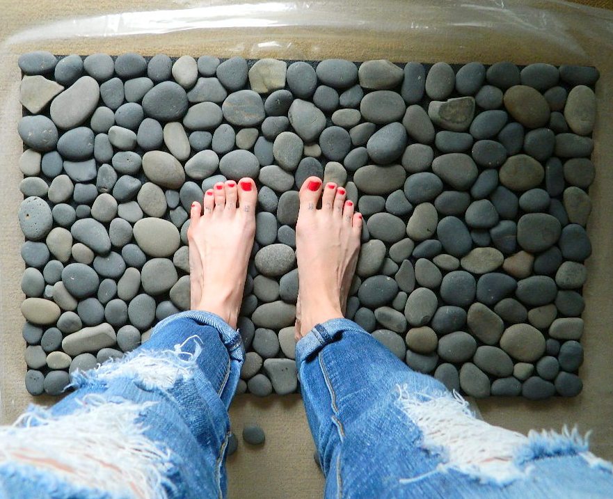 DIY bathroom mat covered with ocean stones