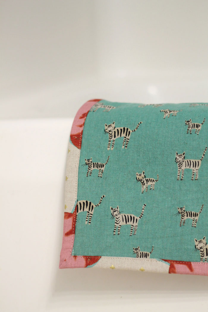DIY sewn bathroomat of a towel and some fabric (via imaginegnats.com)