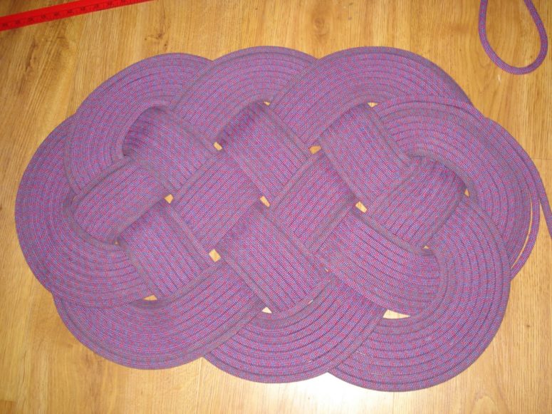 DIY woven ocean plait rug  (via gjetost.blogspot.com)