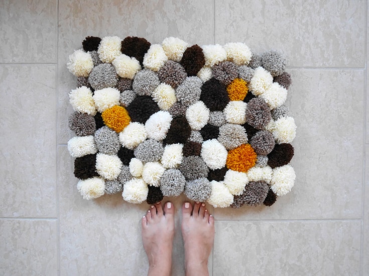 cute and soft DIY pompom rug (via mallooknits.com)