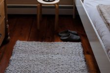 DIY big stitch knit rug of alpaca yarn