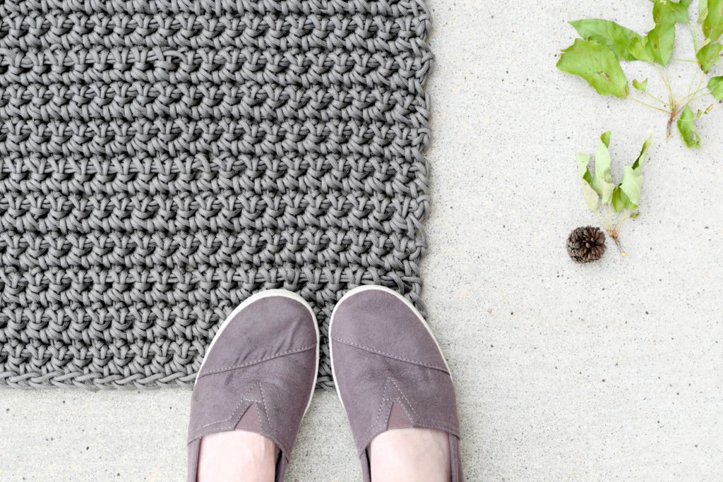 DIY outdoor cord crochet rug for beginners