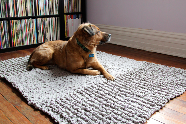 DIY bulky knit rug to cozy up the space