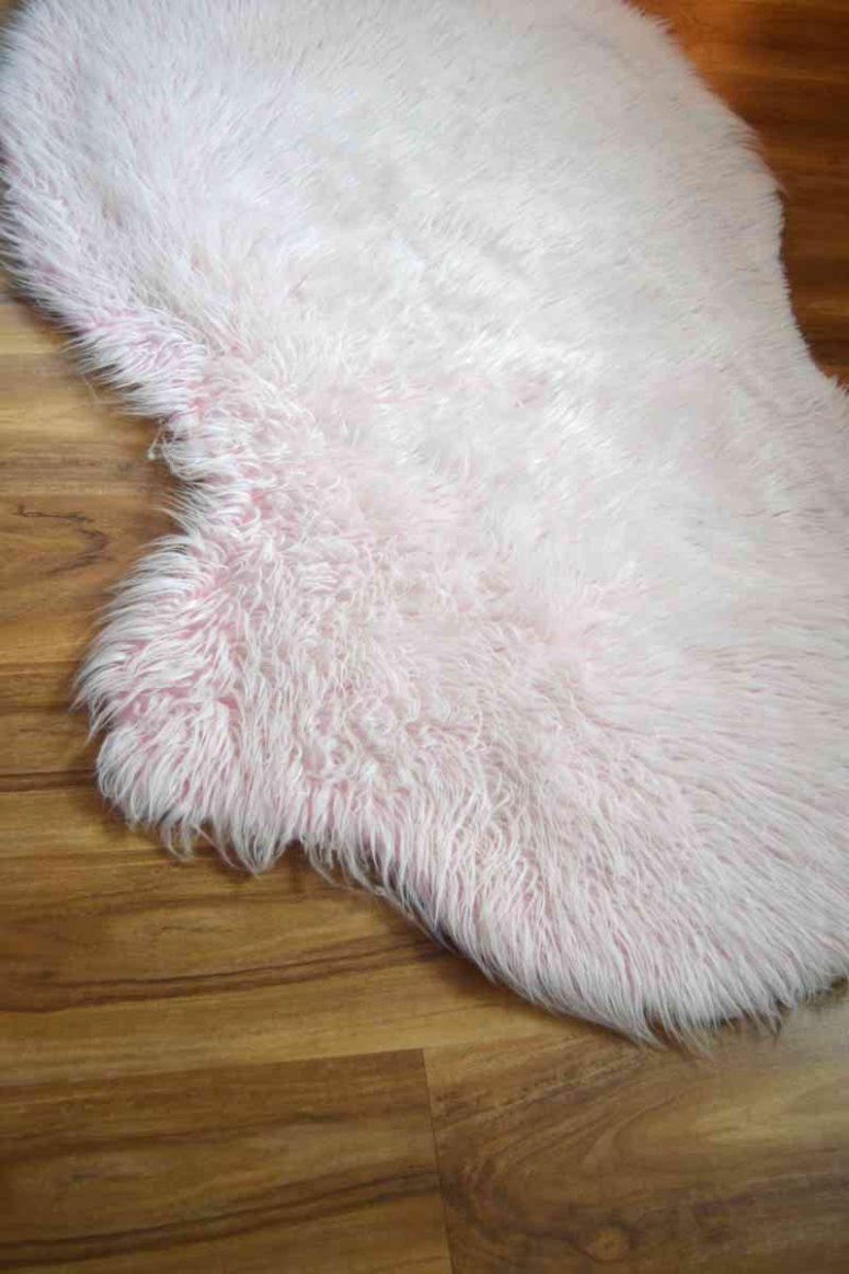 DIY pink non-slip faux fur rug for kids' rooms (via homegrownandhealthy.com)