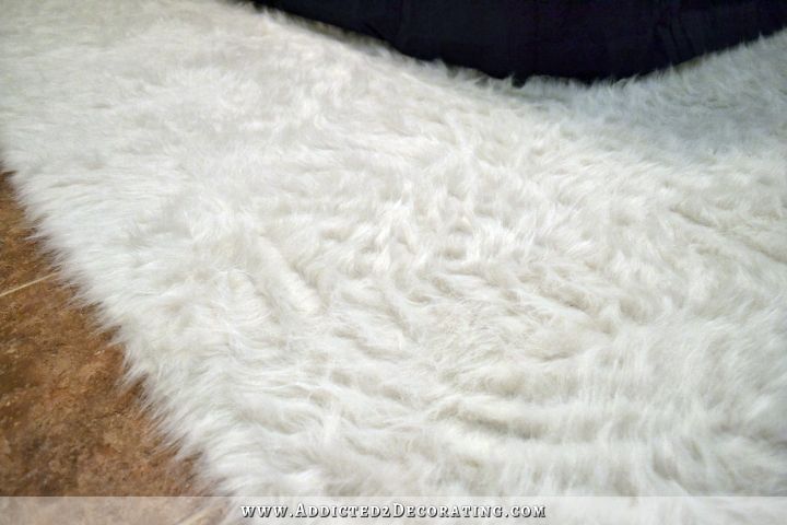 DIY creamy faux fur rug toglam up the space (via www.addicted2decorating.com)