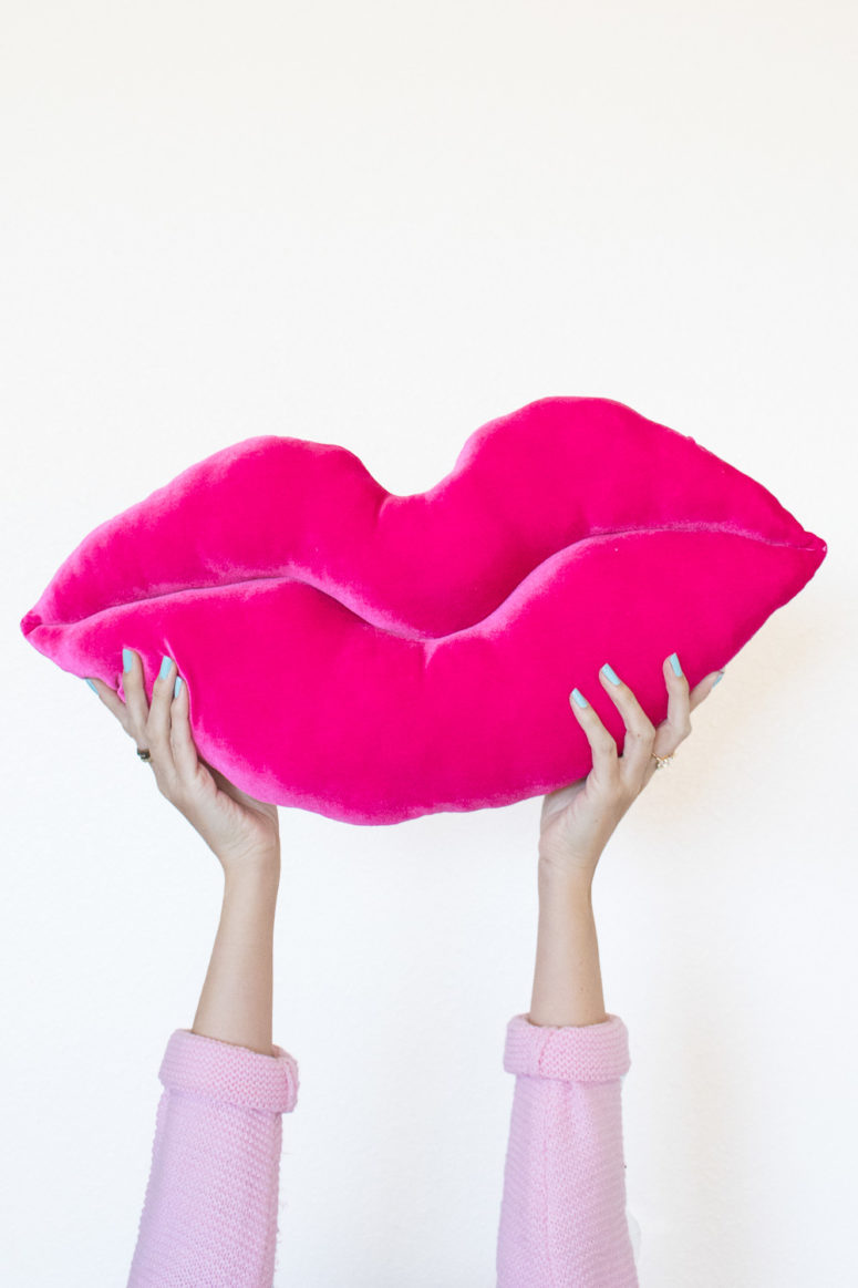 DIY bright pink velvet lips pillow (via www.clubcrafted.com)