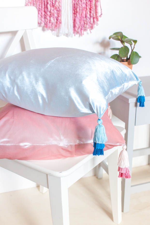 DIY pastel velvet pillows with tassels (via whydontyoumakeme.com)