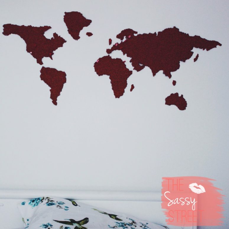 DIY cork world map with colorful pins on the wall (via www.sassystreet.com)