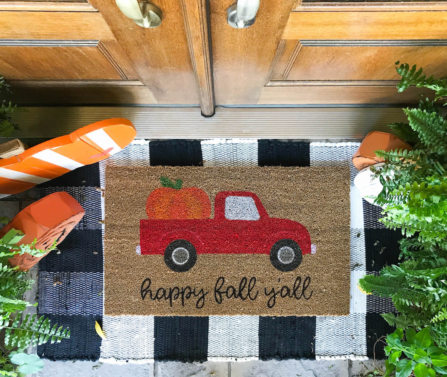 DIY fall doormat with a van full of pumpkins (via kaylamakes.com)