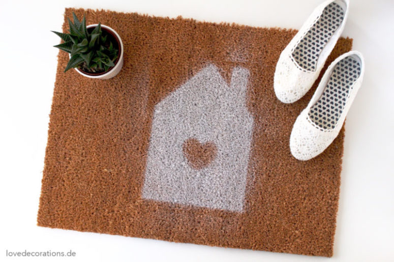 DIY neutral doormat with a white house with a heart (via lovedecorations.de)