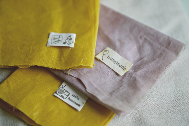 DIY naturally dyed beeswax cloth food wraps (via monoandco.com)