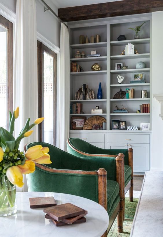 bright emerald chairs with a wooden base is a gorgeous fall idea