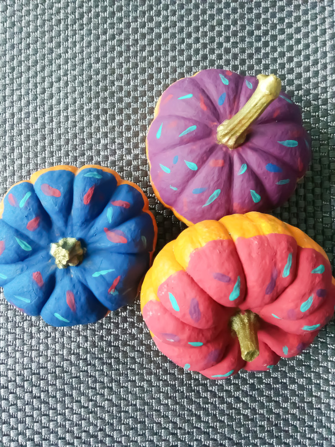 DIY donut-inspired painted pumpkins (via tealarrowdesign.com)