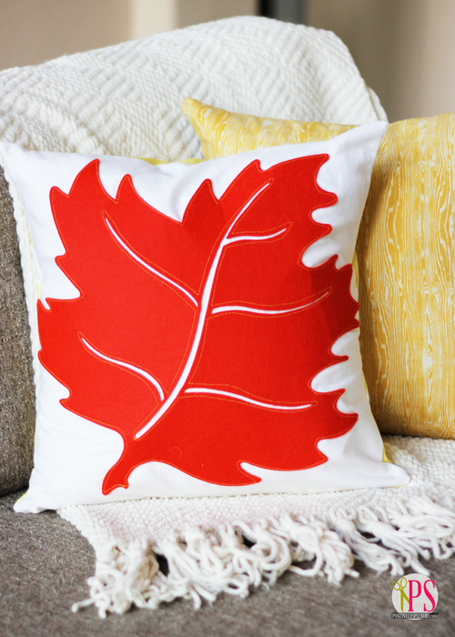 DIY fall leaf applique pillow (via www.positivelysplendid.com)