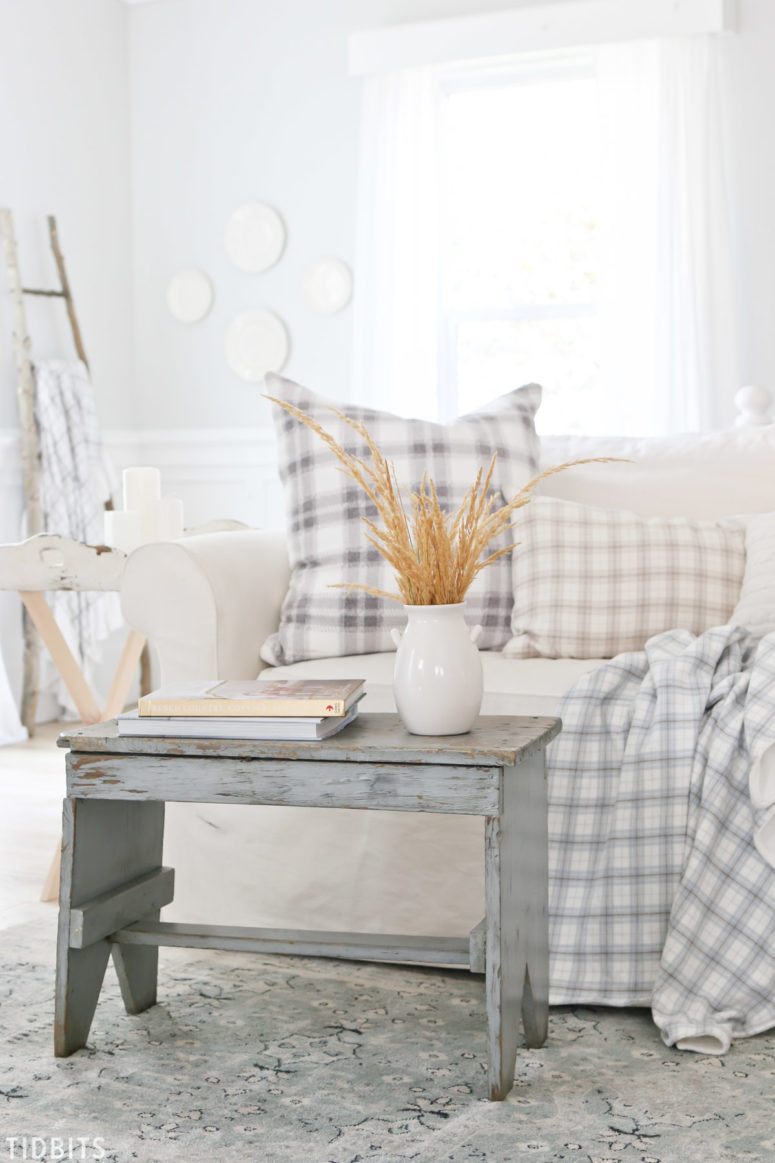 DIY checked quilted pillow for fall (via www.tidbits-cami.com)