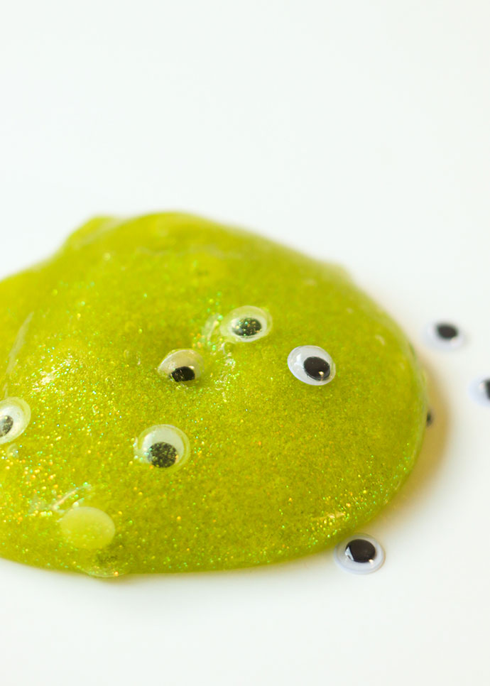 DIY neon green googly eyes Halloween slime (via mypoppet.com.au)