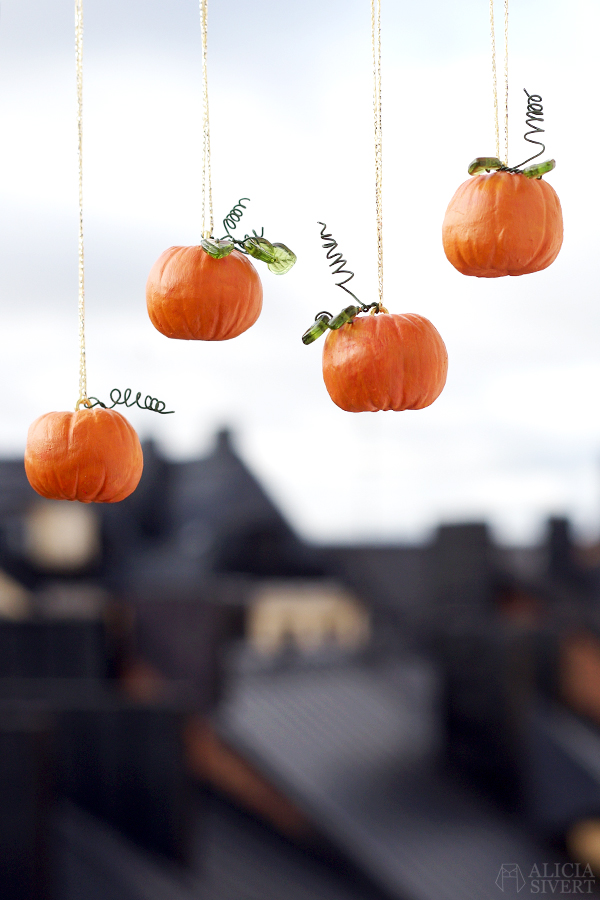 DIY pumpkin ornaments of polymer clay and wire (via www.aliciasivert.se)