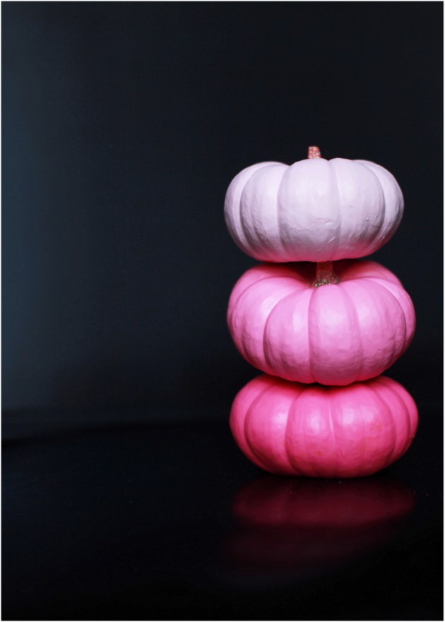 DIY paint and glitter ombre pumpkins in pink shades (via poshlittledesigns.com)