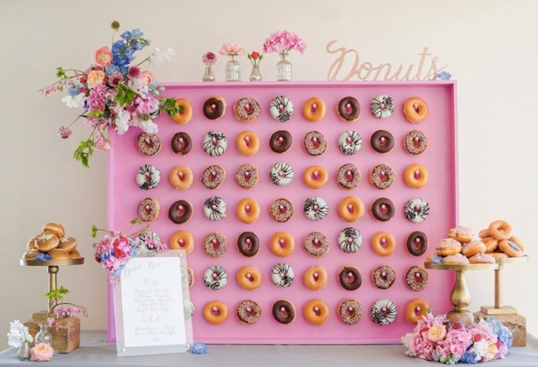 DIY glam mini donut wall in pink decorated with blooms and calligraphy (via www.cigarraldelasmercedes.com)