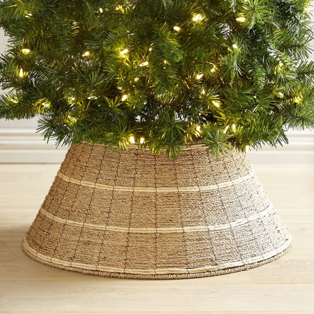 a seagrass tree collar is a chic natural idea for those who don't like any shining downside
