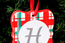 DIY plaid ceramic ornaments painted with pens