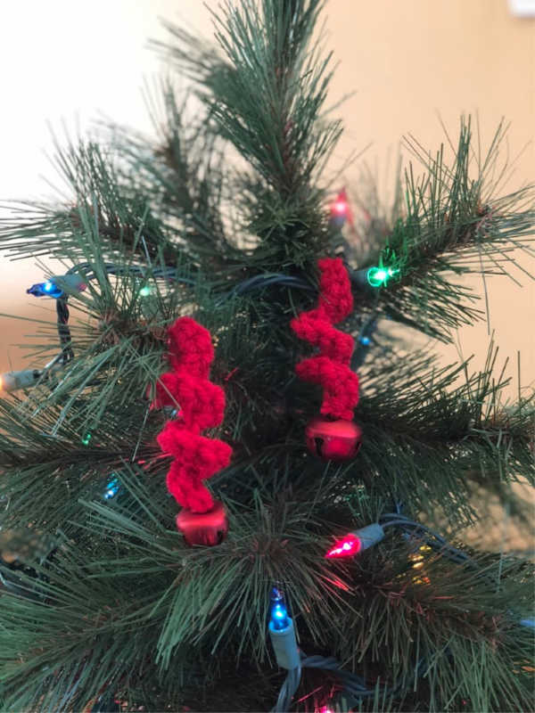 DIY crochet jingle bell Christmas ornament (via stitchinprogress.com)