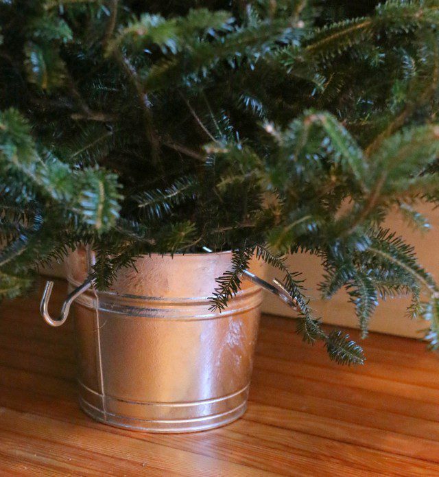 DIY galvanized bucket Christmas tree stand (via www.ehow.com)