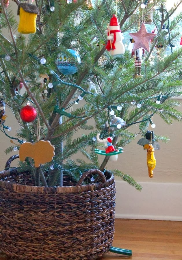 DIY Christmas basket tree stand  (via www.make-haus.com)