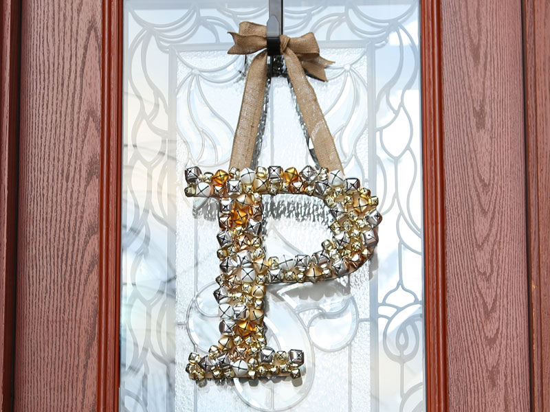 DIY jingle bell Christmas monogram wreath (via www.craftcuts.com)