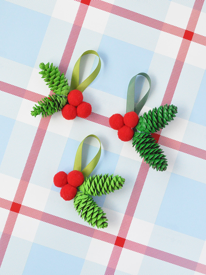 DIY retro-inspired Christmas pinecone ornaments in three ways (via www.handmadecharlotte.com)